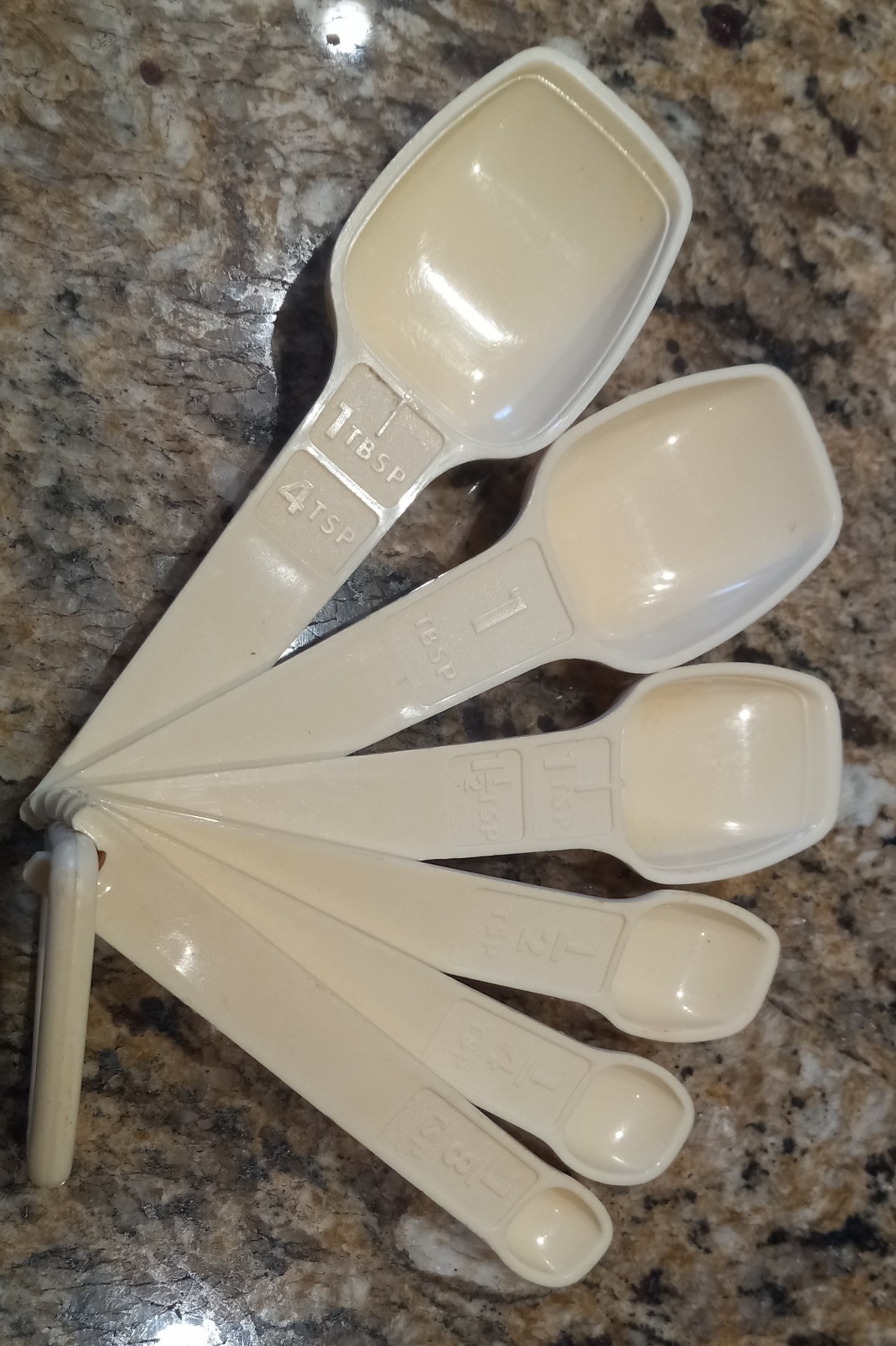 Vintage Tupperware Set 7 Piece Beige Cream Measuring Spoons Ring #1266-#1272