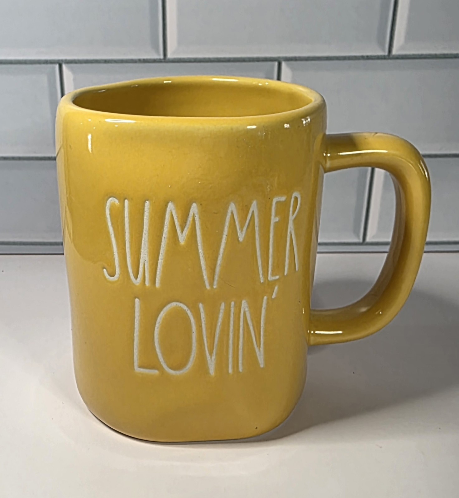 RAE DUNN „SUMMER LOVIN'“ Large Mug With Yellow Pineapple Topper New In Package