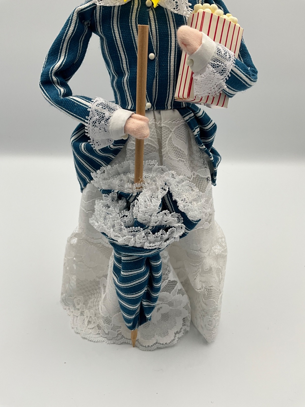 Byers Choice 2012 Popcorn Family Woman Mother w/ Parasol & Box of Popcorn HTF