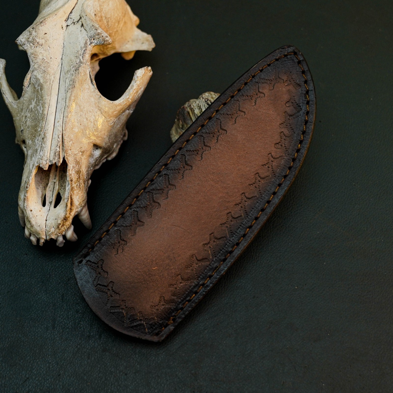 9.4″ D2 Skinning Hunting Knife Handmade Full Tang Wood Handle Leather Sheath