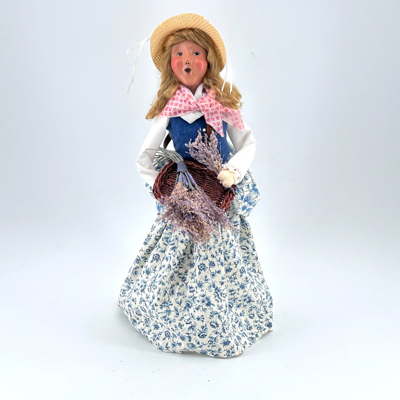 Byers‘ Choice 2002 The Carolers Lavender Gatherer Woman Figurine Basket Flowers