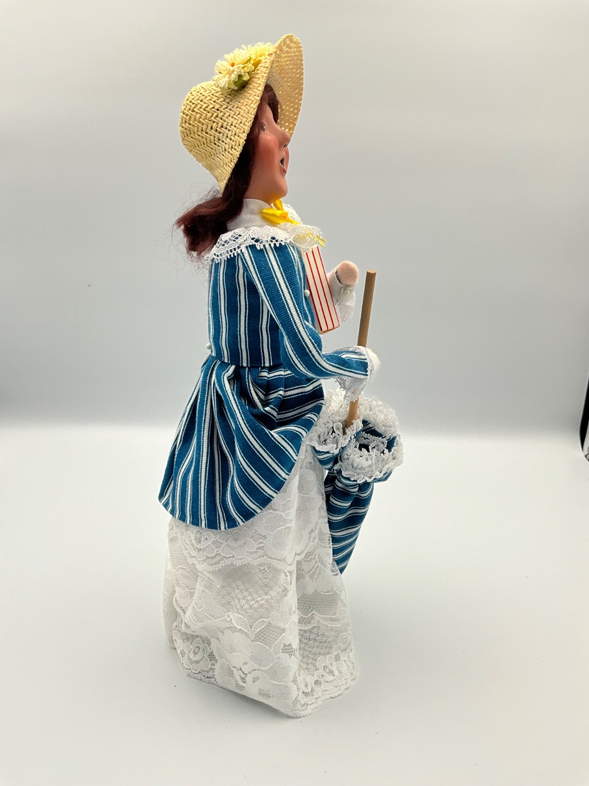 Byers Choice 2012 Popcorn Family Woman Mother w/ Parasol & Box of Popcorn HTF