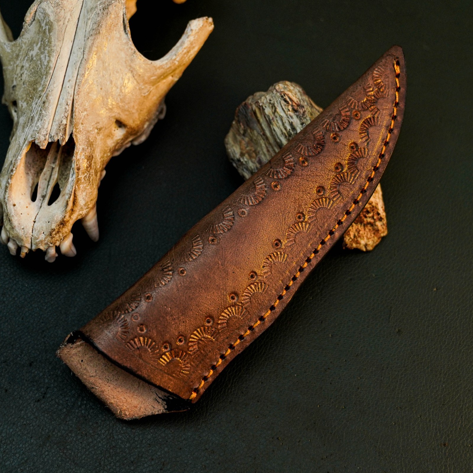 8.7″ D2 Skinning Hunting Knife Handmade Full Tang Ram Horn Handle Leather Sheath