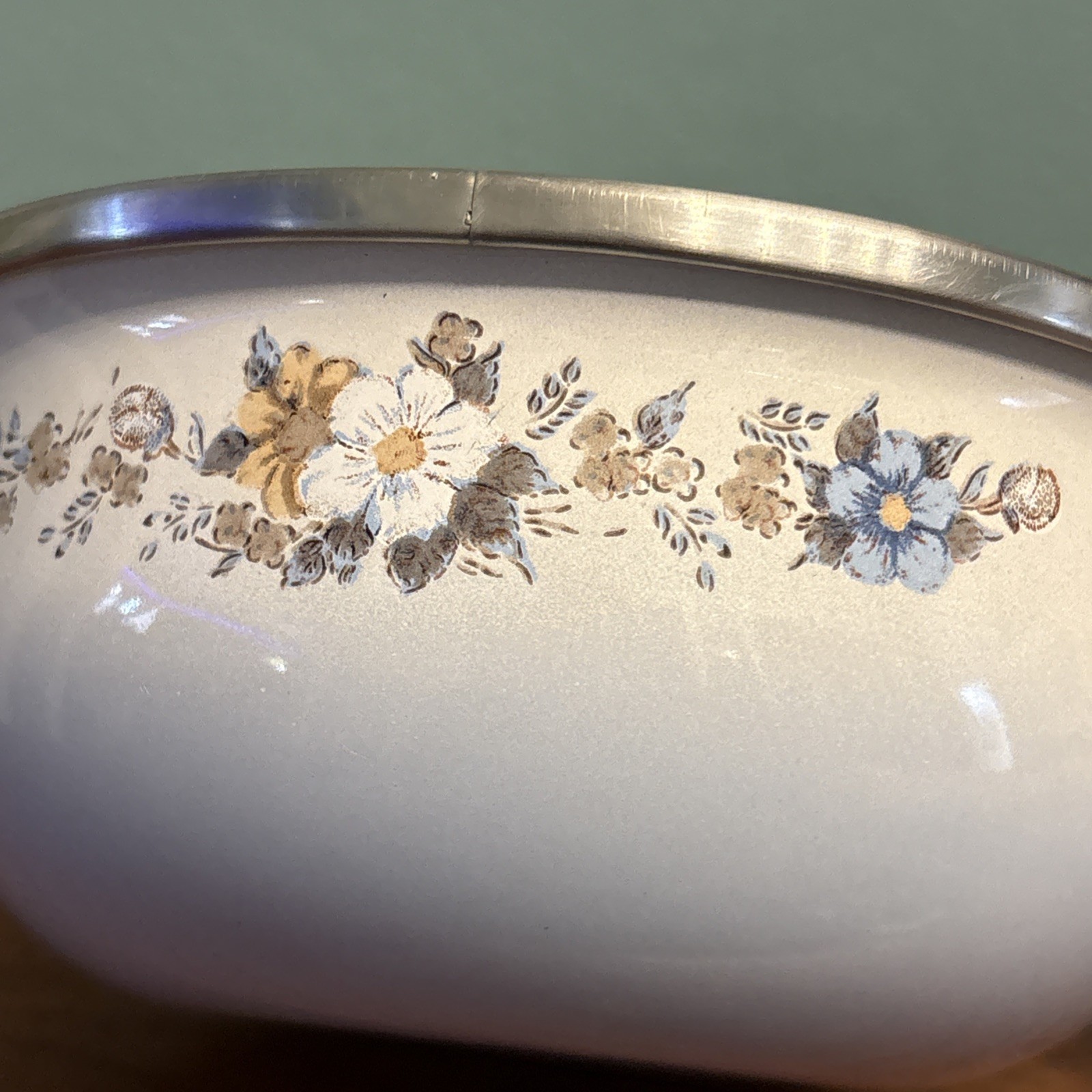 Vintage Pair Enamelware Floral Nesting Bowls Ombré Cream Blue Daisy Metal