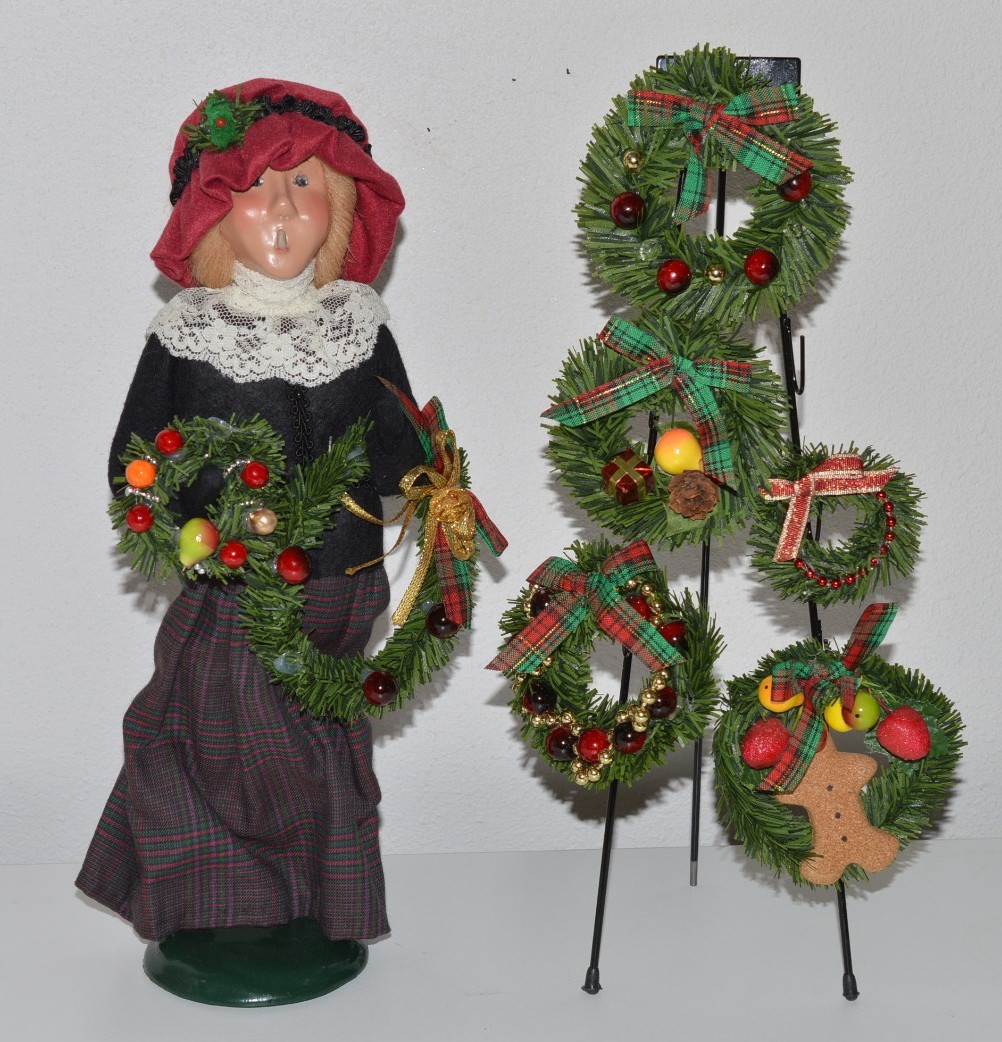 Byers Choice Caroler Woman Selling Christmas Wreaths Vendor With Stand 1997