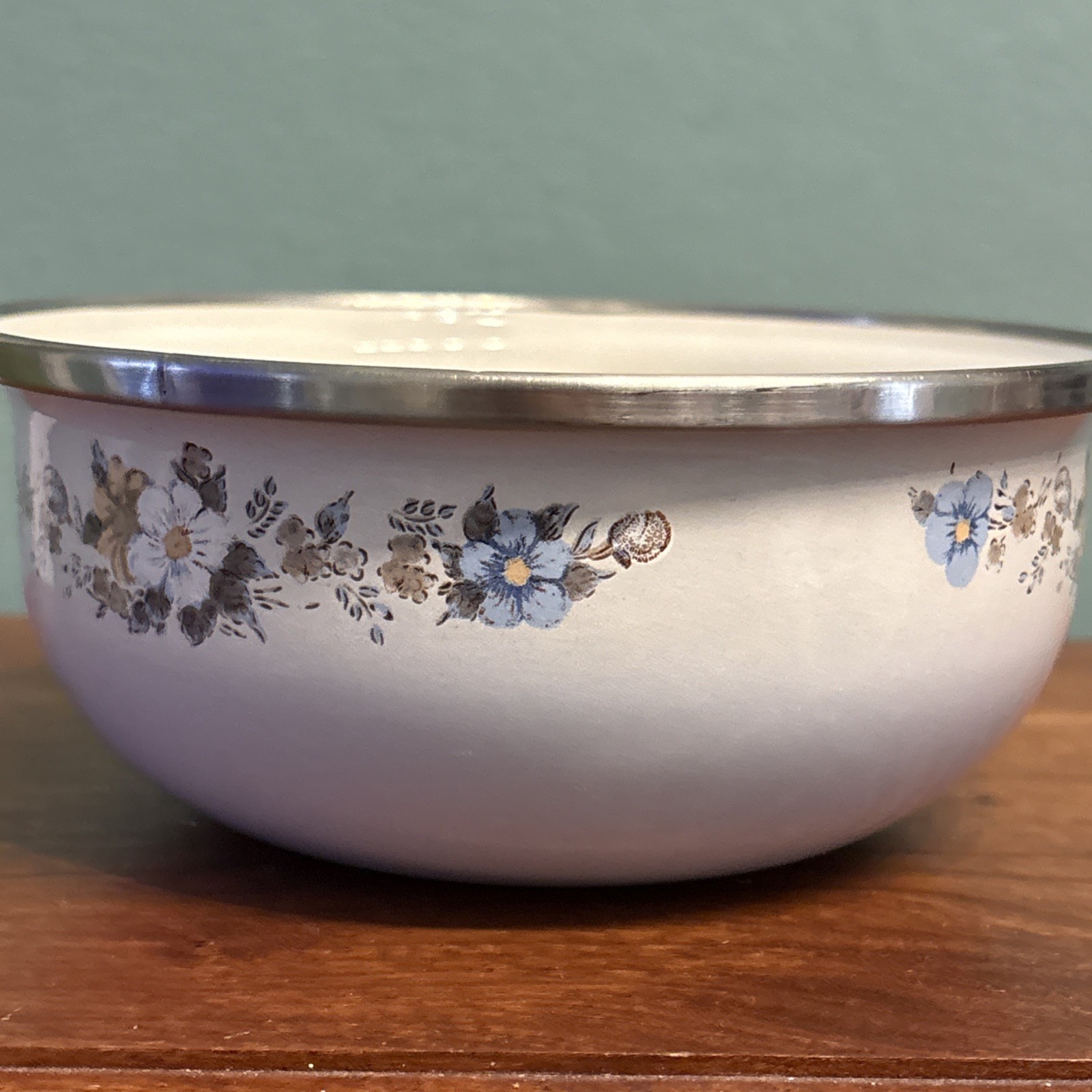 Vintage Pair Enamelware Floral Nesting Bowls Ombré Cream Blue Daisy Metal