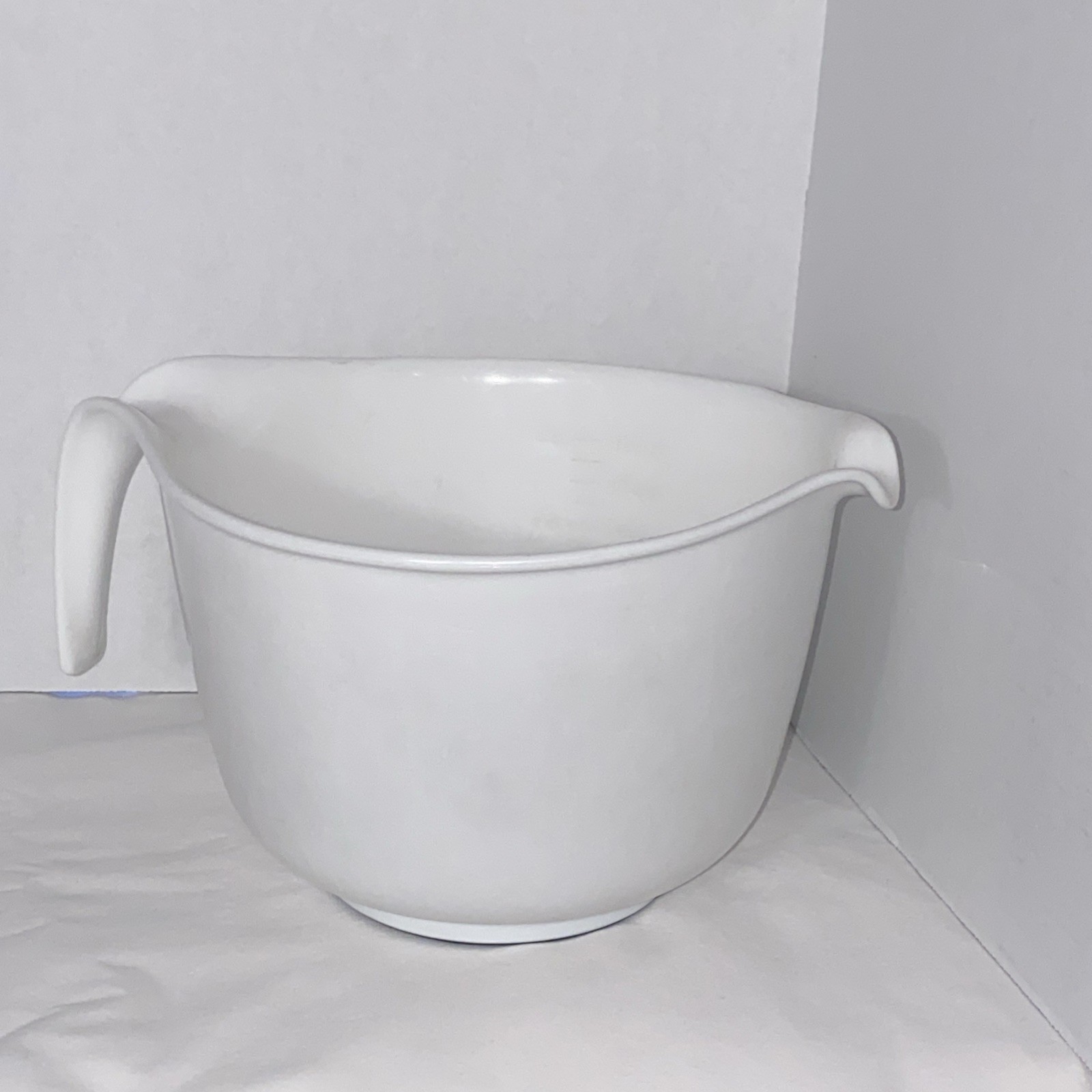 VTG Rubbermaid #2663 White Batter Mixing Bowl 3 Qt 12 Cup Grip N Mix Pour Spout