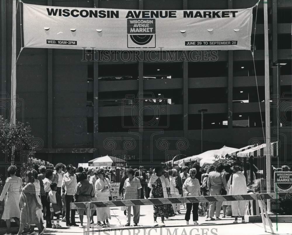 1988 Press Photo Custom flag made for Wisconsin Avenue Market – mjb23331