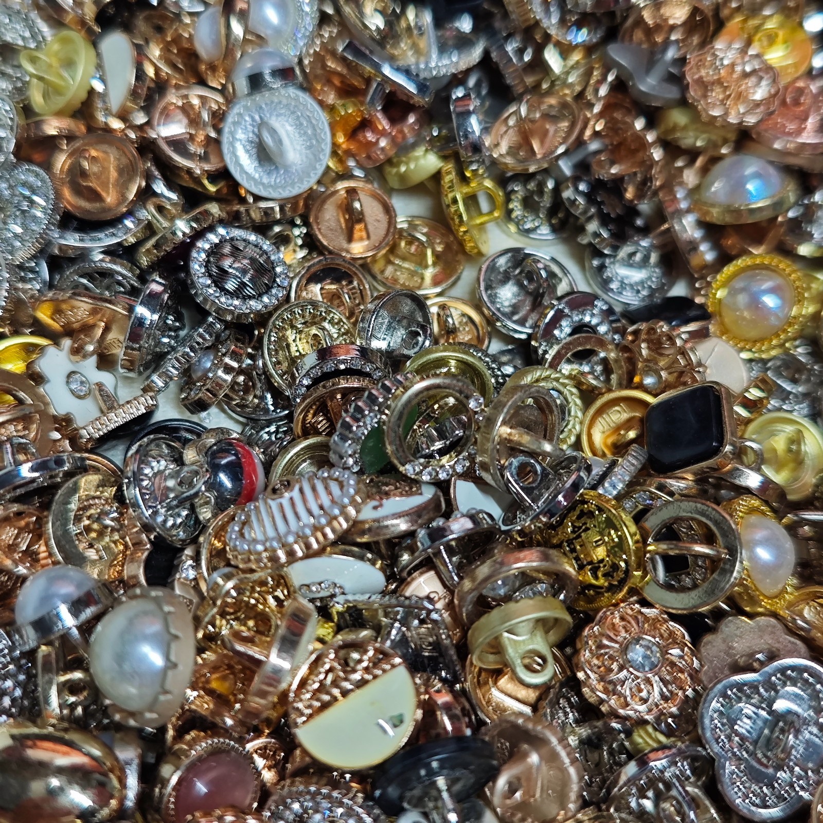 Vintage-nowEstate Sale Buttons Lot 50p Various Sizes Shapes Colors Types Usable