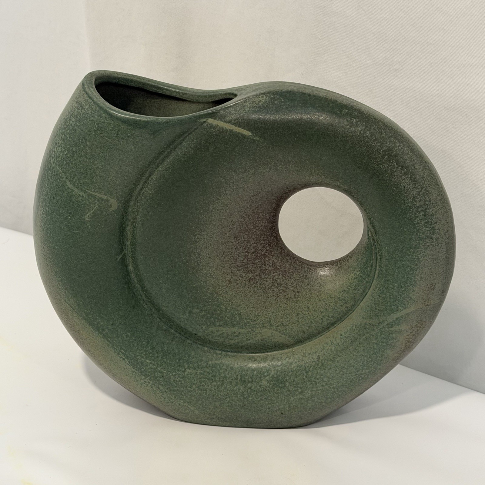 Vtg MCM Toyo Pottery Ikebana Matte Green Nautilus Spiral Shell Vase 8 x 9.5 in