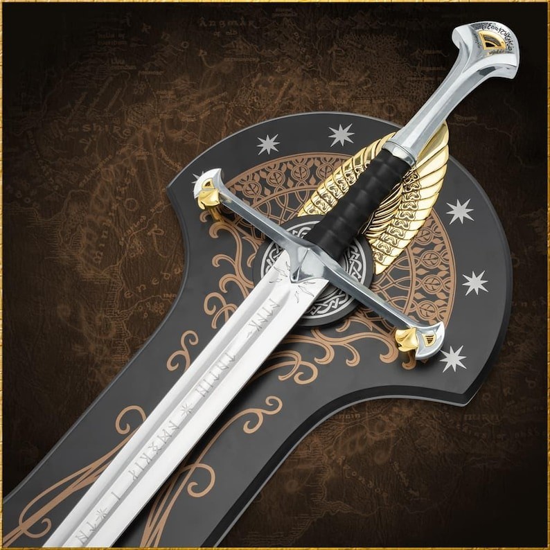 „Handmade Anduril LOTR Sword Replica – Engraved Blade with Wall Mount Display“