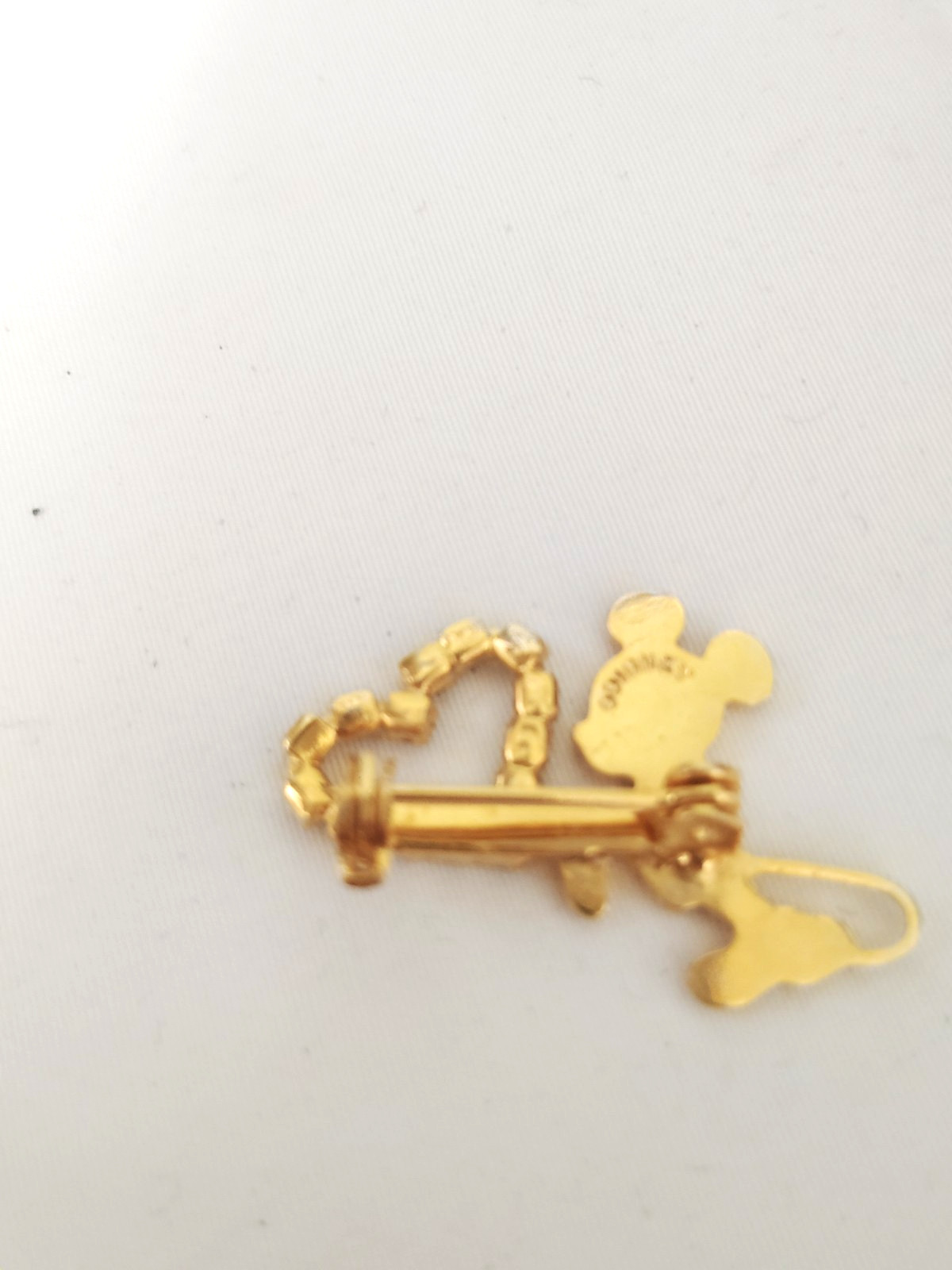 MICKEY MOUSE W/ RHINESTONE HEART BROOCH PIN SIGNED DISNEY GOLD TONE 1″x1″