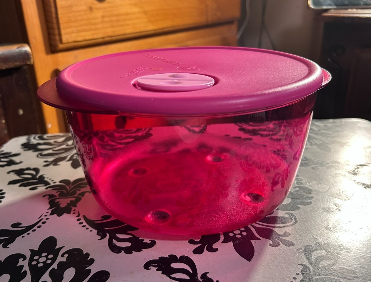 Tupperware Round Rock N Serve 2 Liter – FUCHSIA color NEW