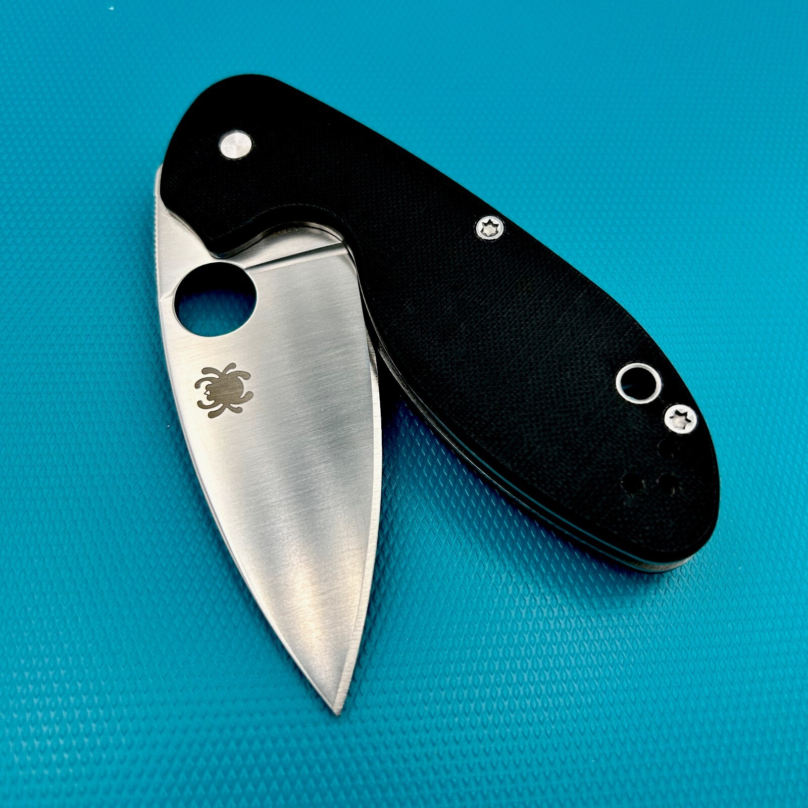Spyderco Efficient C216GP – Plain Edge Linerlock – G10 scales – 8Cr13MoV steel