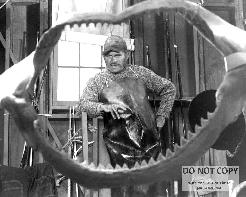 ROBERT SHAW AS „QUINT“ IN „JAWS“ – 8X10 PUBLICITY PHOTO (RT-175)
