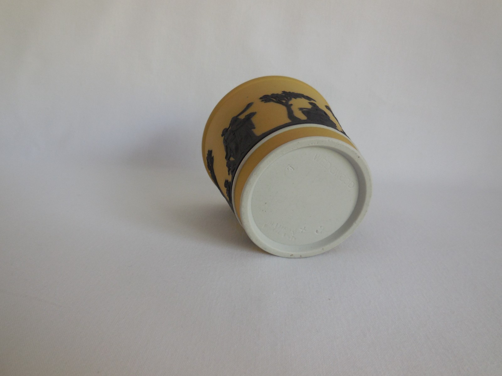 Antique Wedgwood Jasperware Yellow Buff Dip w/ Black Relief Jardiniere Cache Pot