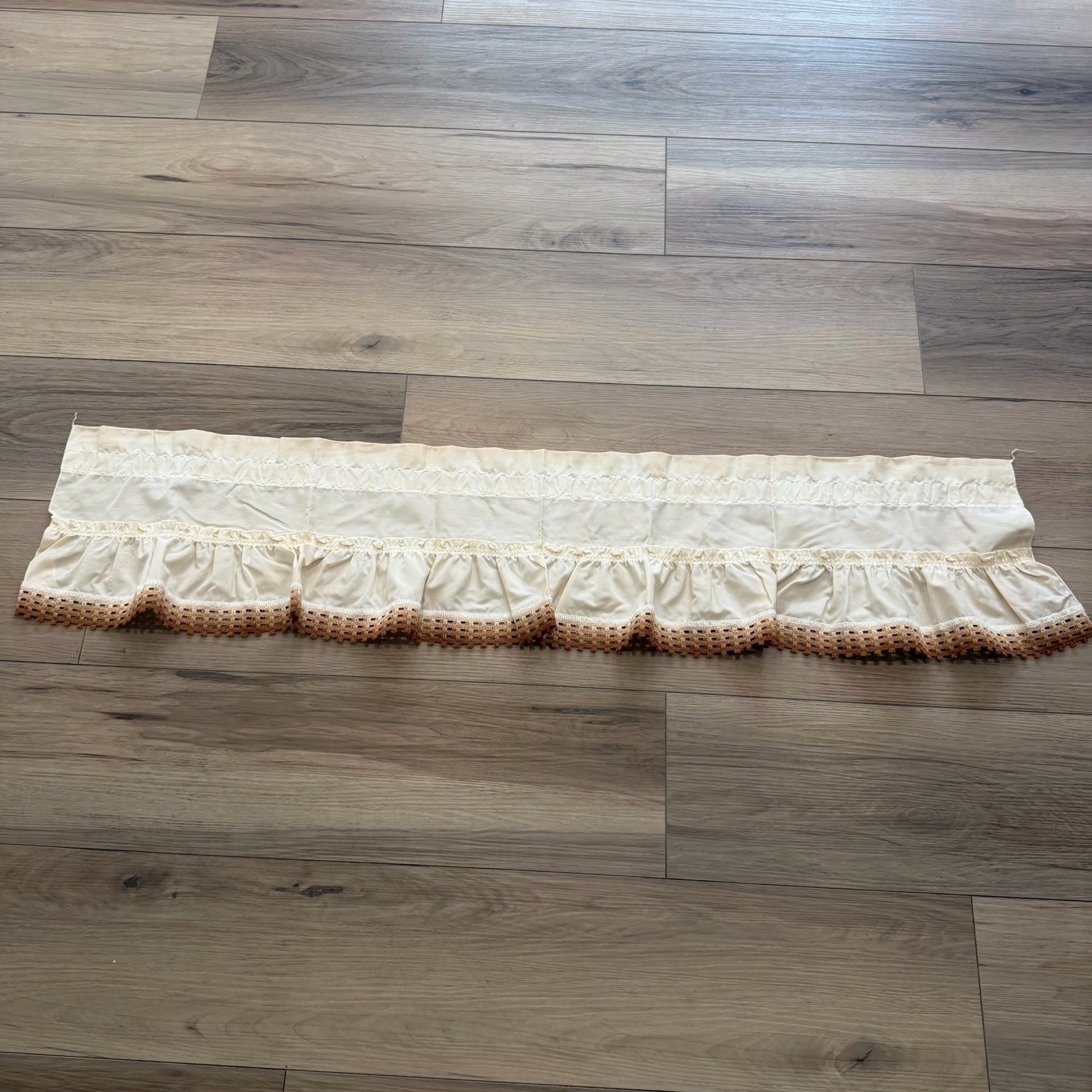 Vtg Ruffle Curtain Valance Ombré Browns Detailed Bottom 52”x12” USA made Cream