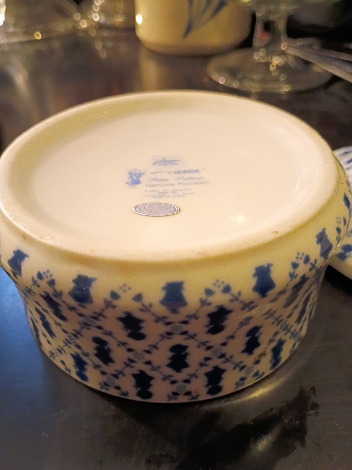 Vintage Holly Hobbie ROUND PORCELAIN Blue & White Trinket Box 4″X3″H JAPAN rare