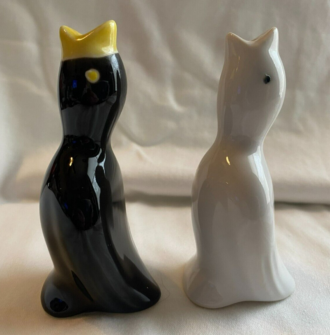Set of 2 Ceramic Pie Birds ~ One Black w/ Yellow Eyes & One White w/ Black Eyes