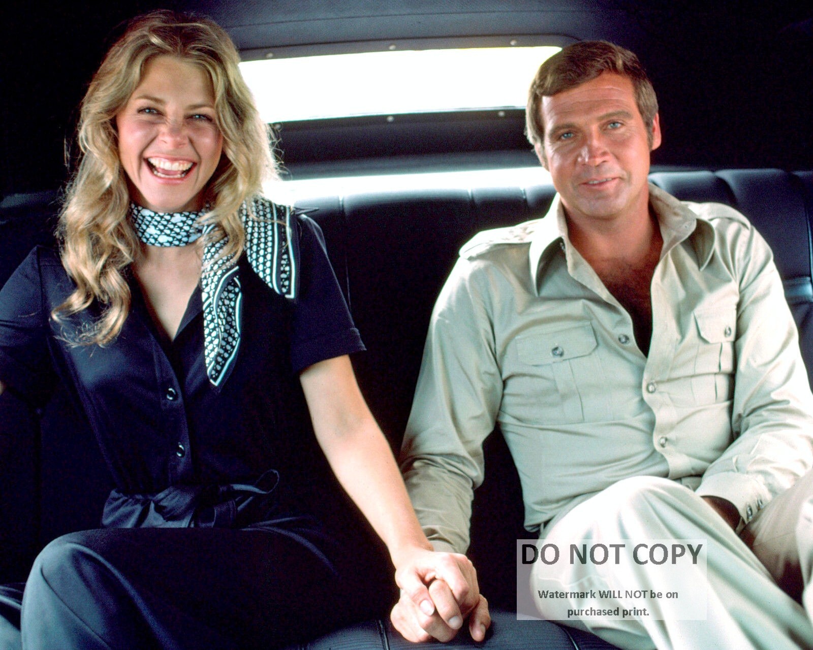 LEE MAJORS & LINDSAY WAGNER IN „THE SIX MILLION DOLLAR MAN“ 8X10 PHOTO (OP-136)