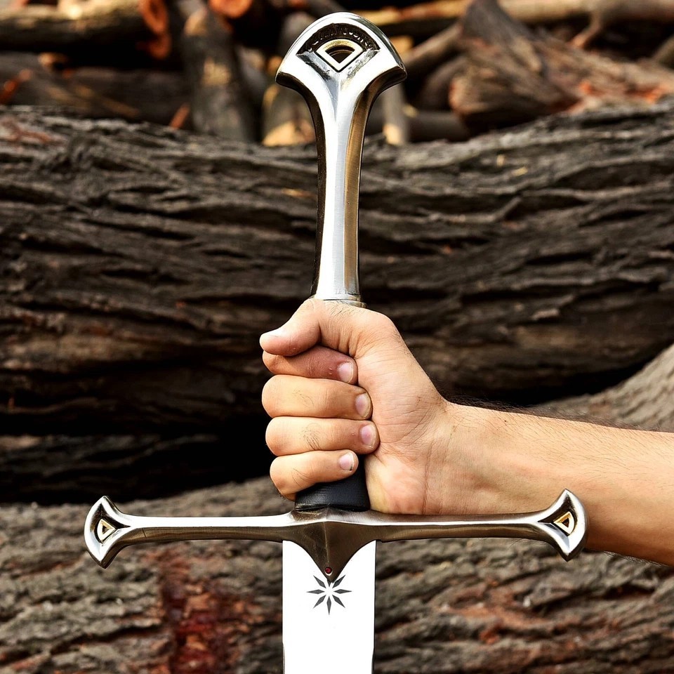 „Handmade Anduril LOTR Sword Replica – Engraved Blade with Wall Mount Display“