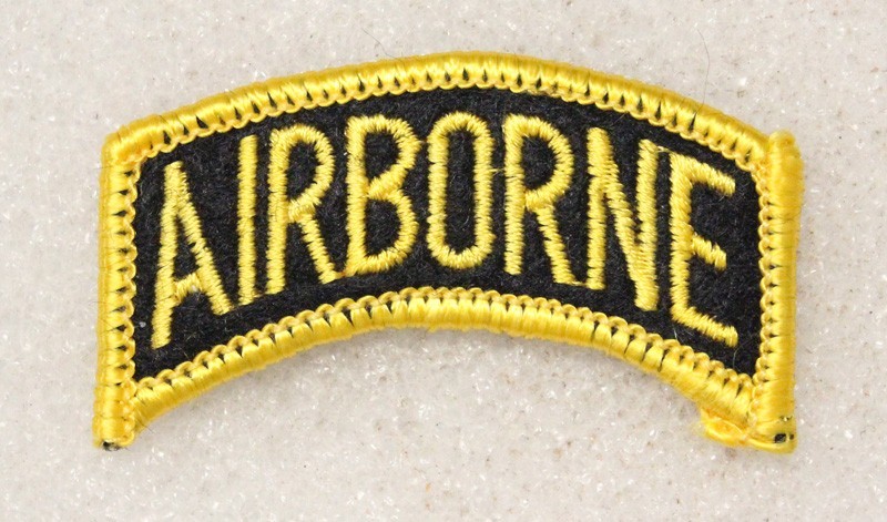 Army patch 5117: „AIRBORNE“ tab – yellow on black w/yellow merrowed edge