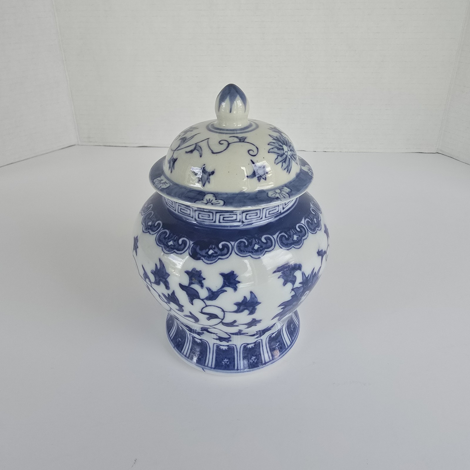 Blue & White Floral Porcelain Ginger Jar Decorative Jar w/ Lid 4.25 in Round