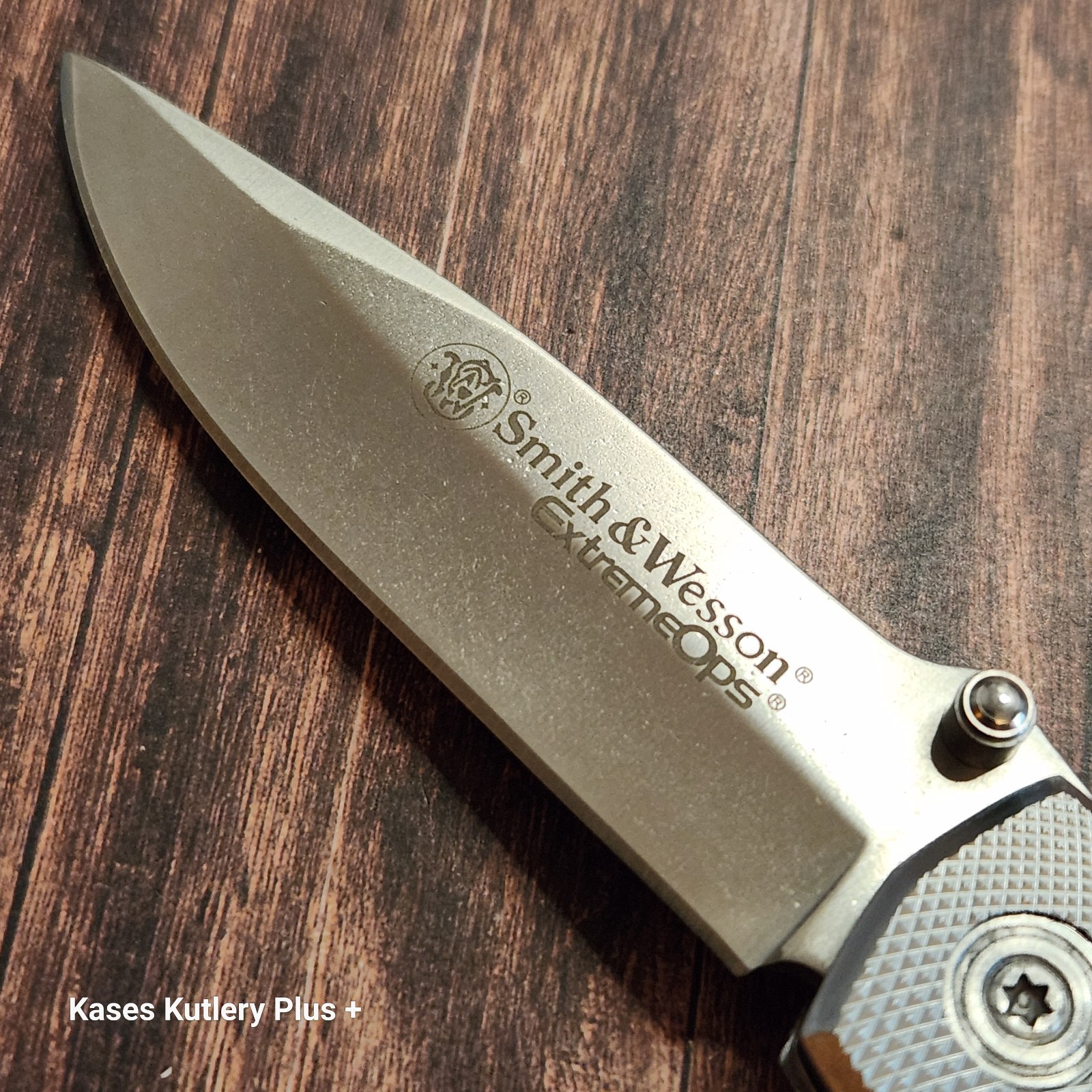 Smith & Wesson Extreme Ops Liner Lock 4.25″ Closed Folding Pocket Knife
