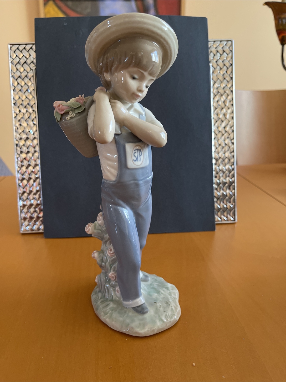 LLADRO PORCELAIN FLOWER HARVEST #1286 “FLOWERS On The Back”FIGURINE IN BOX