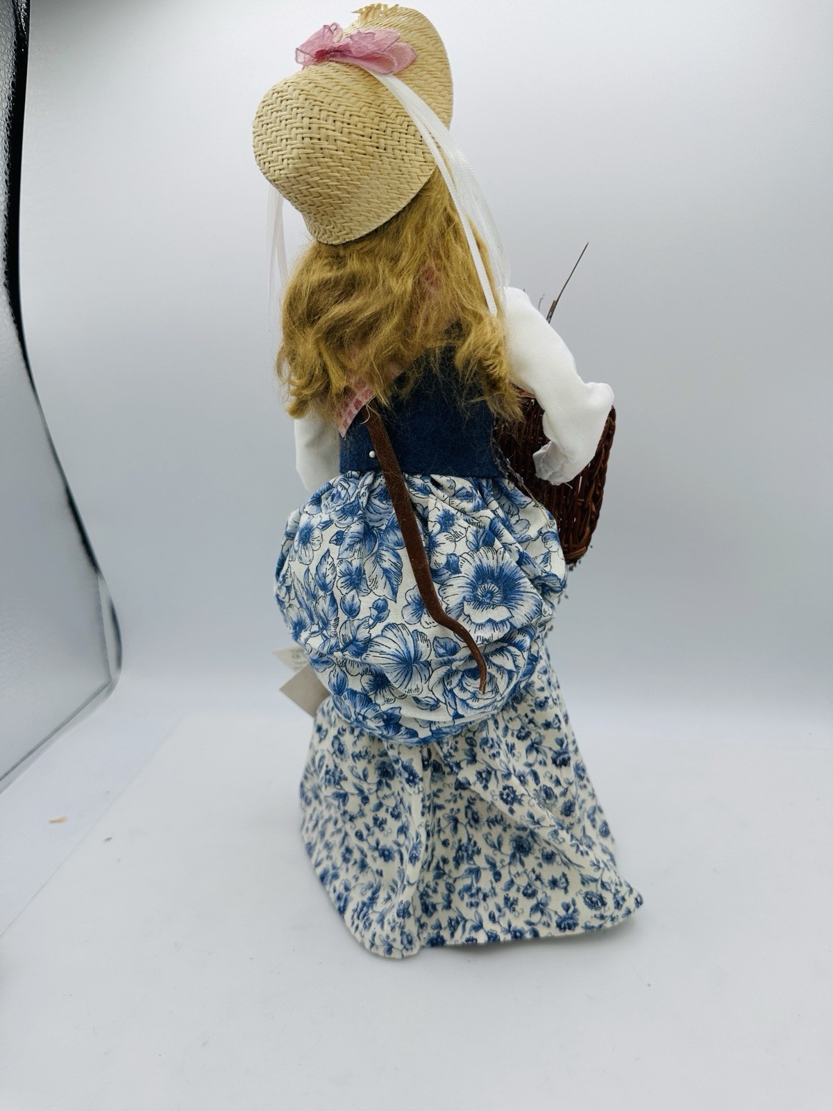 Byers Choice 2002 Lavender Lady Caroler Flower Herb Gatherer w Tag 13in