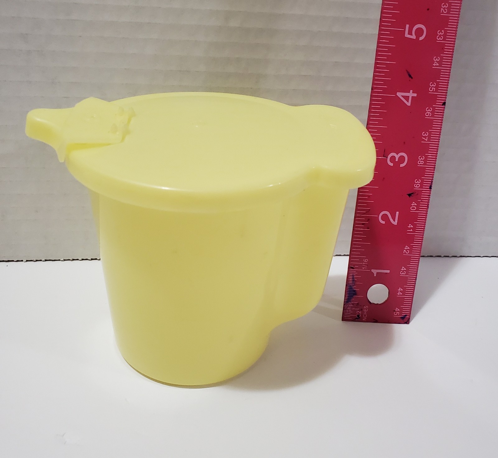 TUPPERWARE~Vintage Yellow Creamer With Pour Spout Lid #574-4