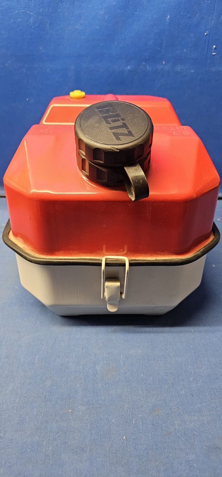 Blitz Fuel & Tool Mate 1.5 Fuel Tank W/Tool Section Plus Spout