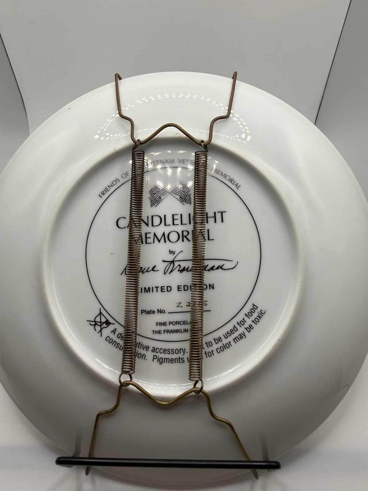 „Candlelight Memorial” Franklin Mint Friends of Vietnam Veterans Memorial Plate
