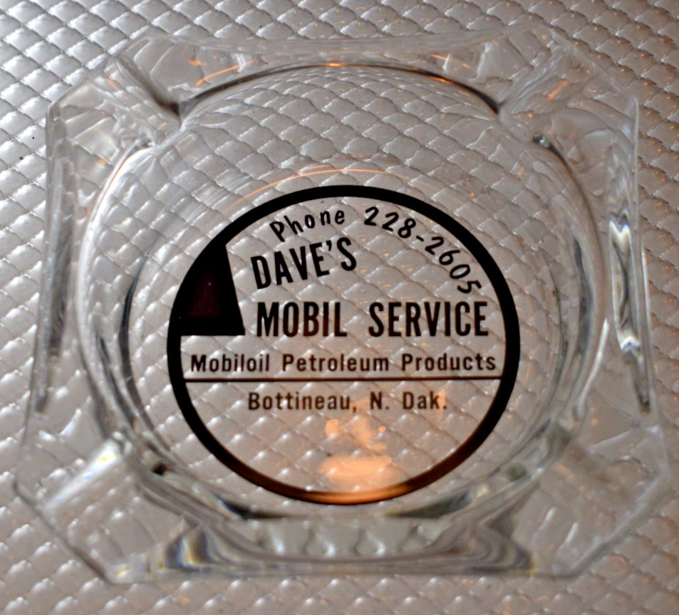 DAVE’S MOBIL SERVICE MOBILOIL BOTTINEAU NORTH DAKOTA GLASS ASHTRAY SIGN 1950s