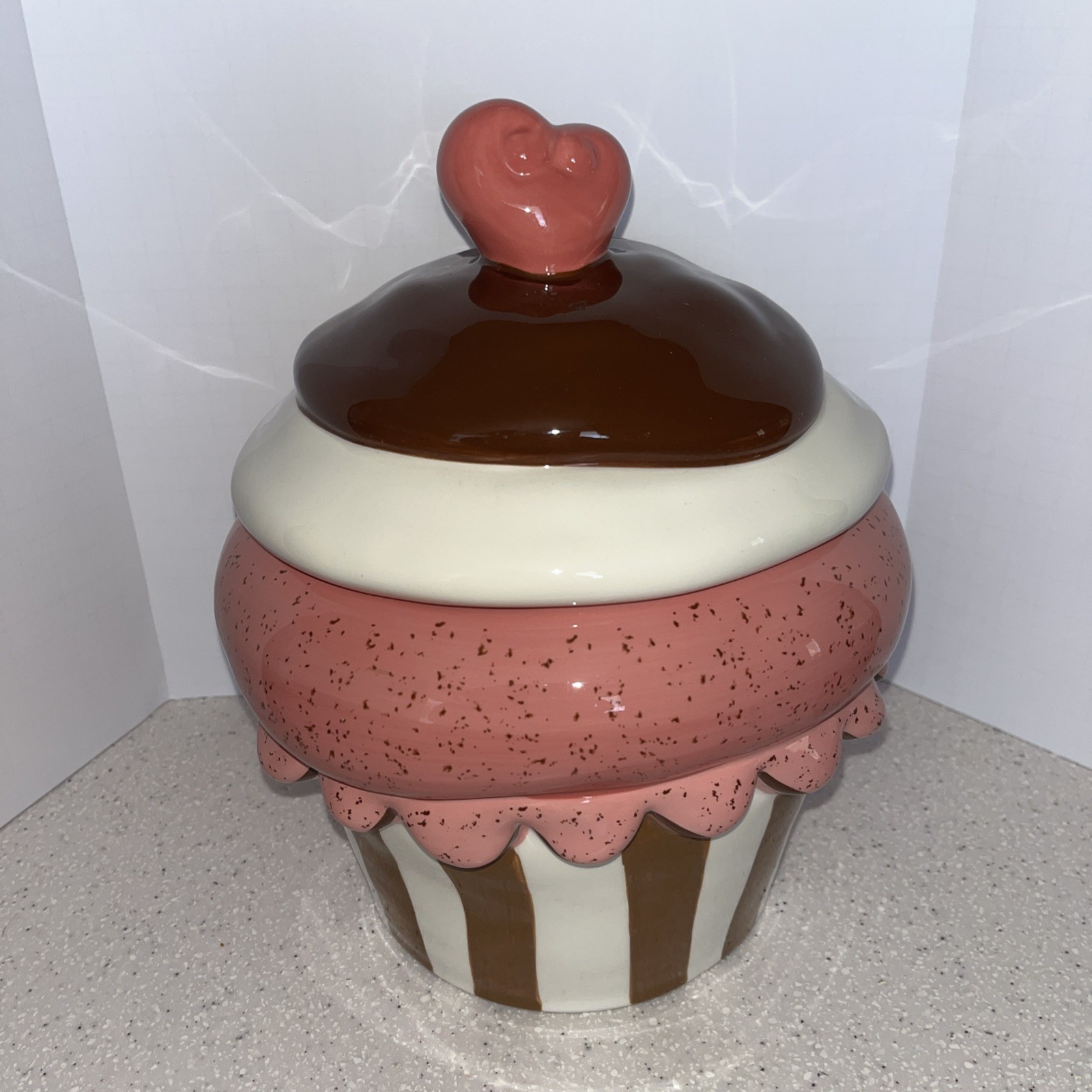 Kohls Ceramic Cupcake Cookie Jar Happy Valentines Day Pink Treat Container