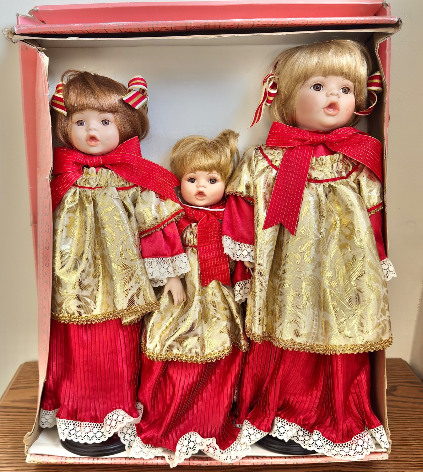 Brinn’s Collectible Edition Caroling Family Dolls 1995 Two Girls One Boy w/Box