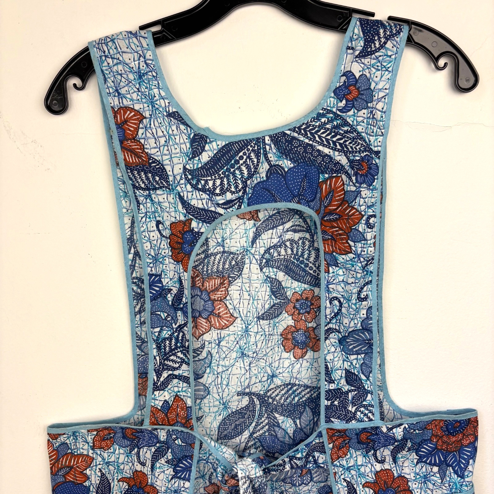 Vtg Fruit Of The Loom Bib Tie Back Easy Care Apron Blue Floral Pockets NOS READ