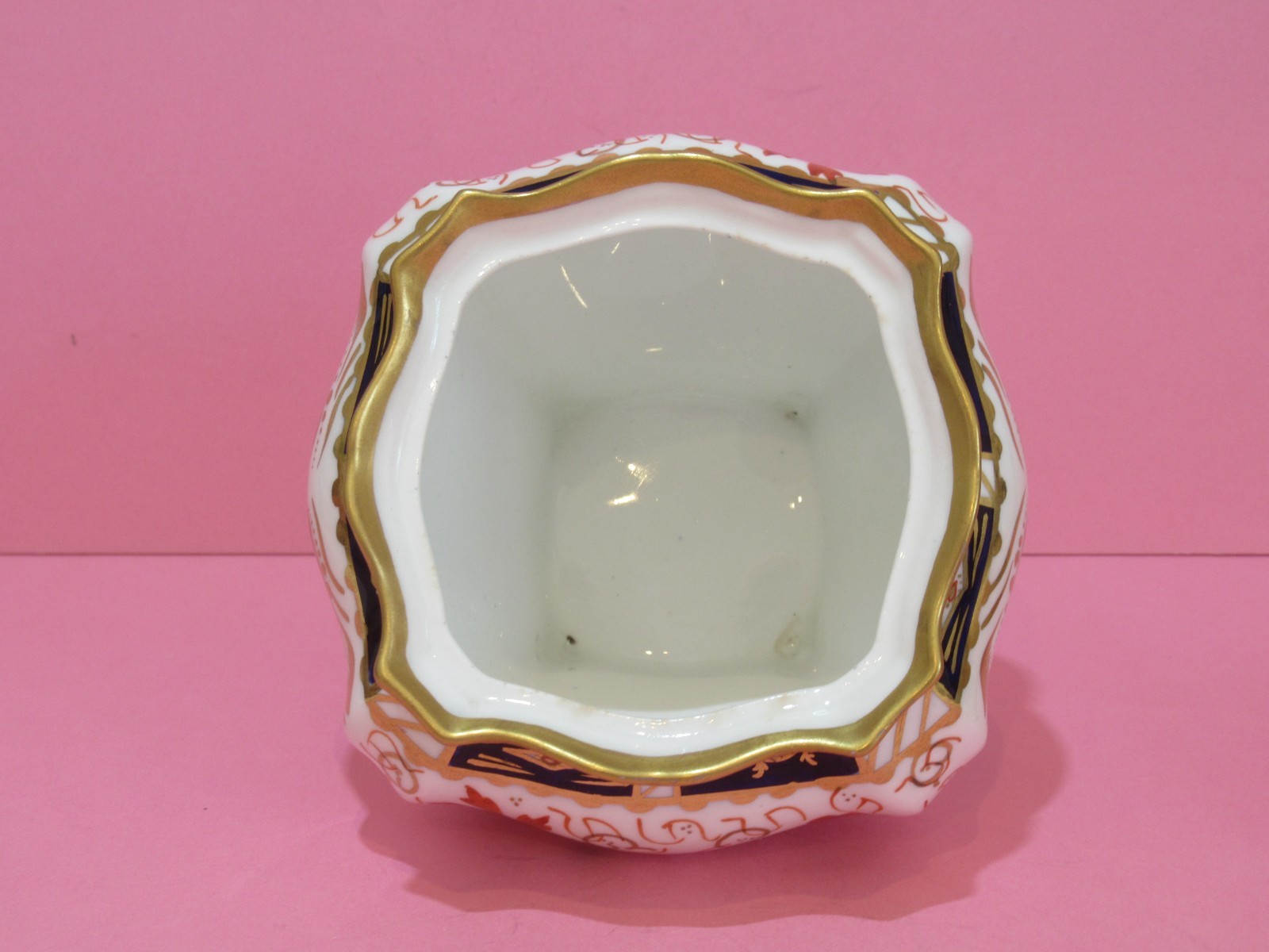 ROYAL CROWN DERBY ‚IMARI‘ PATTERN NO. 2451 LIDDED TRINKET POT C. 1921-1925