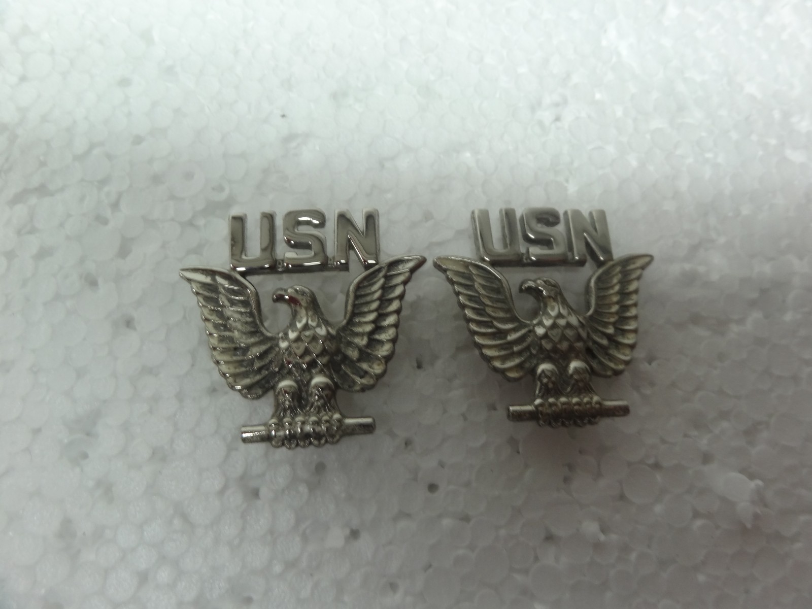 MILITARY INSIGNIA US NAVY SET OF 2 USN EAGLE EMBLEMS FOR LAPEL OR HAT