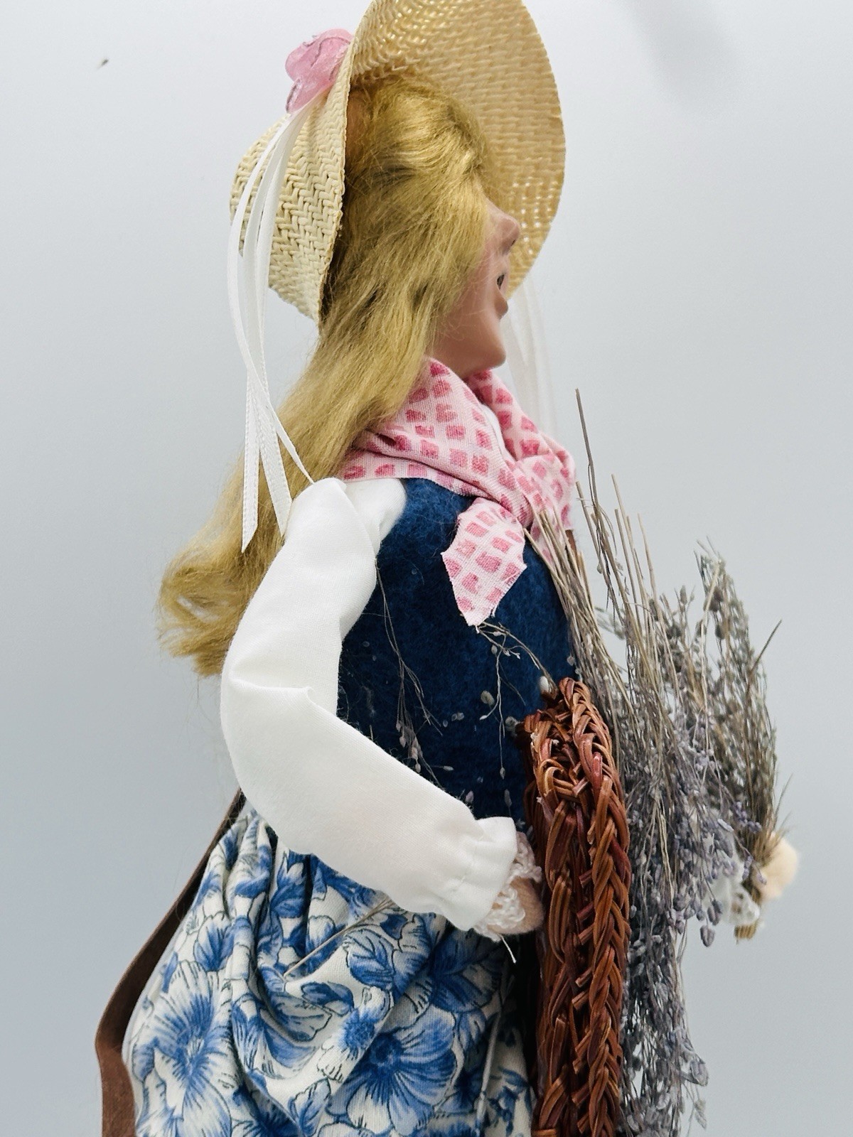 Byers Choice 2002 Lavender Lady Caroler Flower Herb Gatherer w Tag 13in