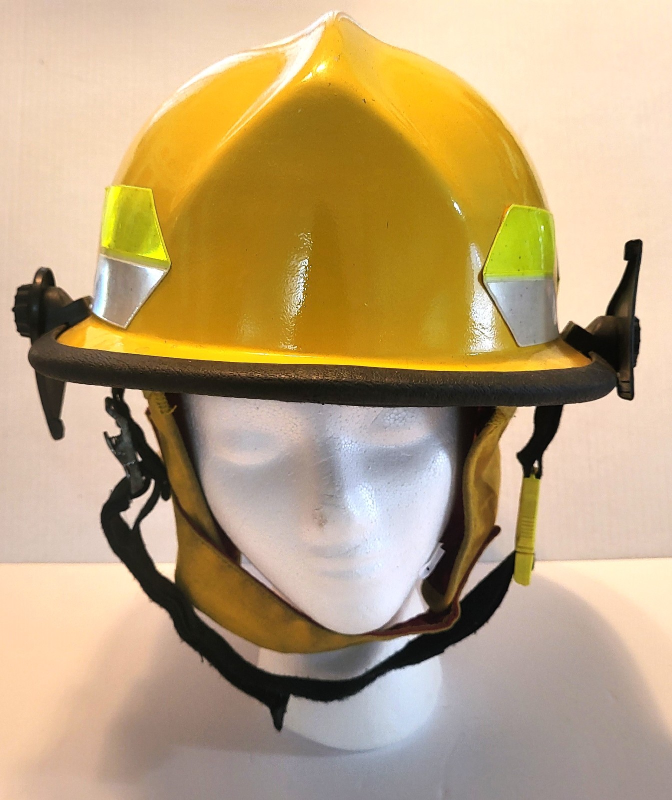 Vintage Chieftain Firefighter Helmet Safeco 911 Yellow Arrows Used in Service
