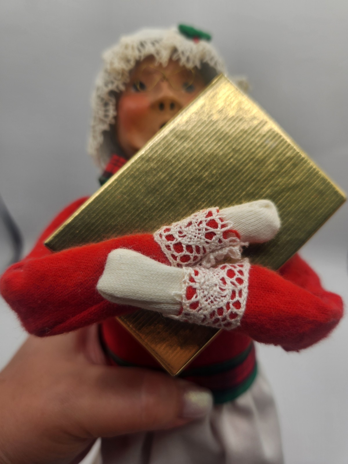 Byers Choice Carolers Mrs Claus with Gift Lace Bonnet Vintage Christmas 1990