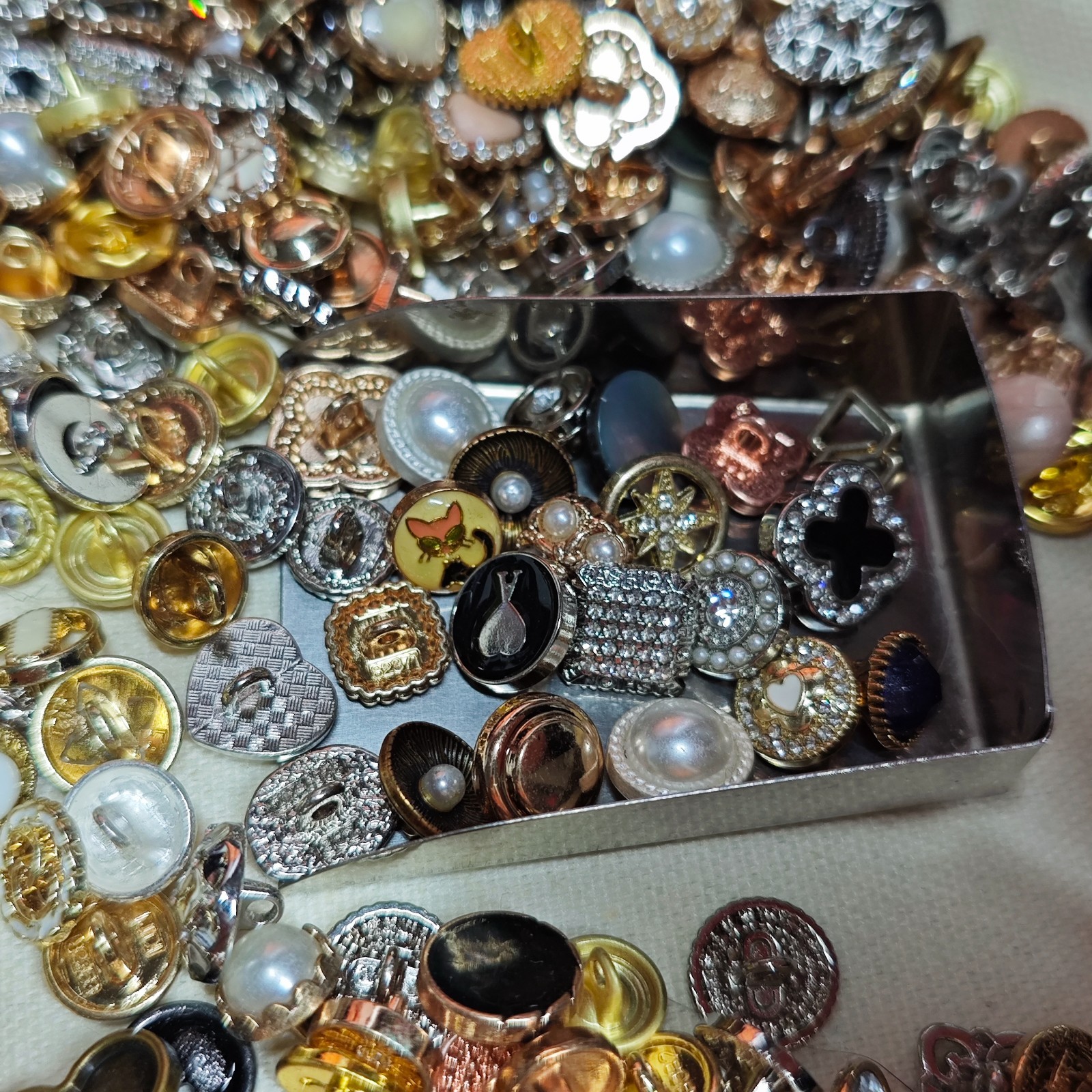 Vintage-nowEstate Sale Buttons Lot 50p Various Sizes Shapes Colors Types Usable