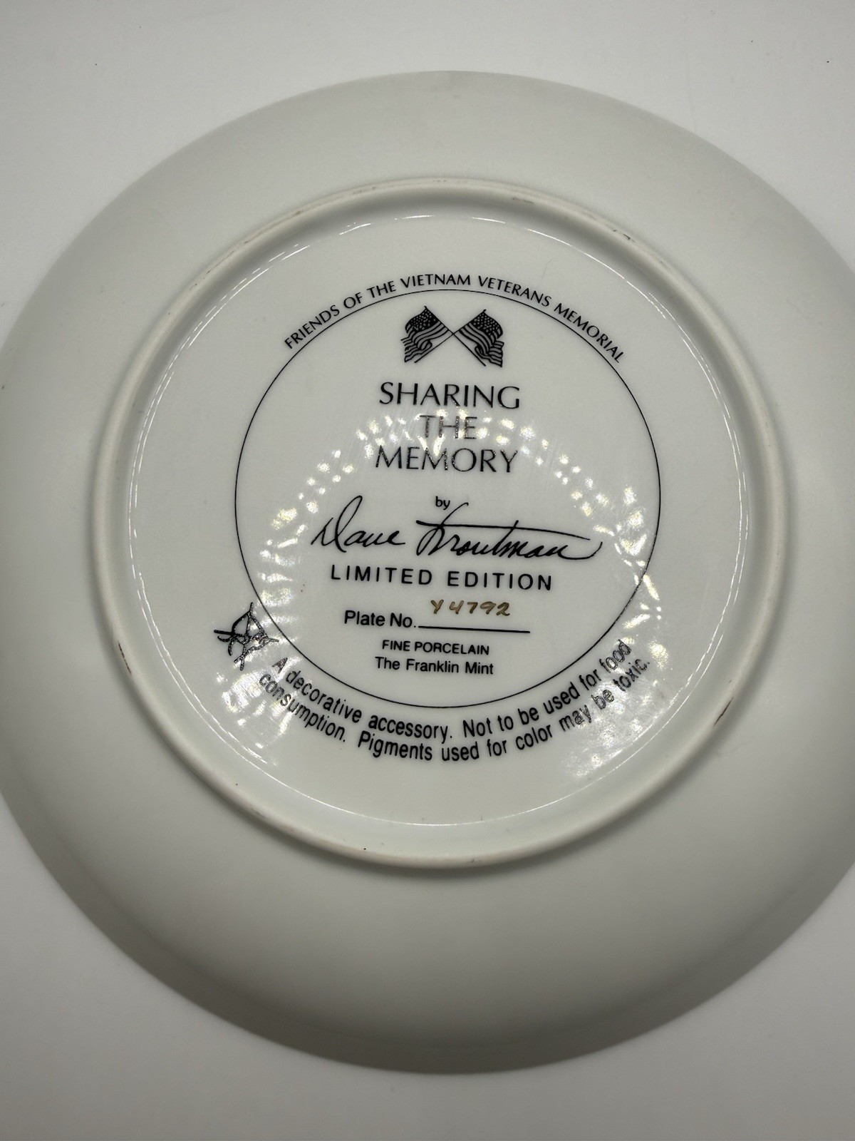 „Sharing The Memory” Franklin Mint Friends of Vietnam Veterans Memorial Plate