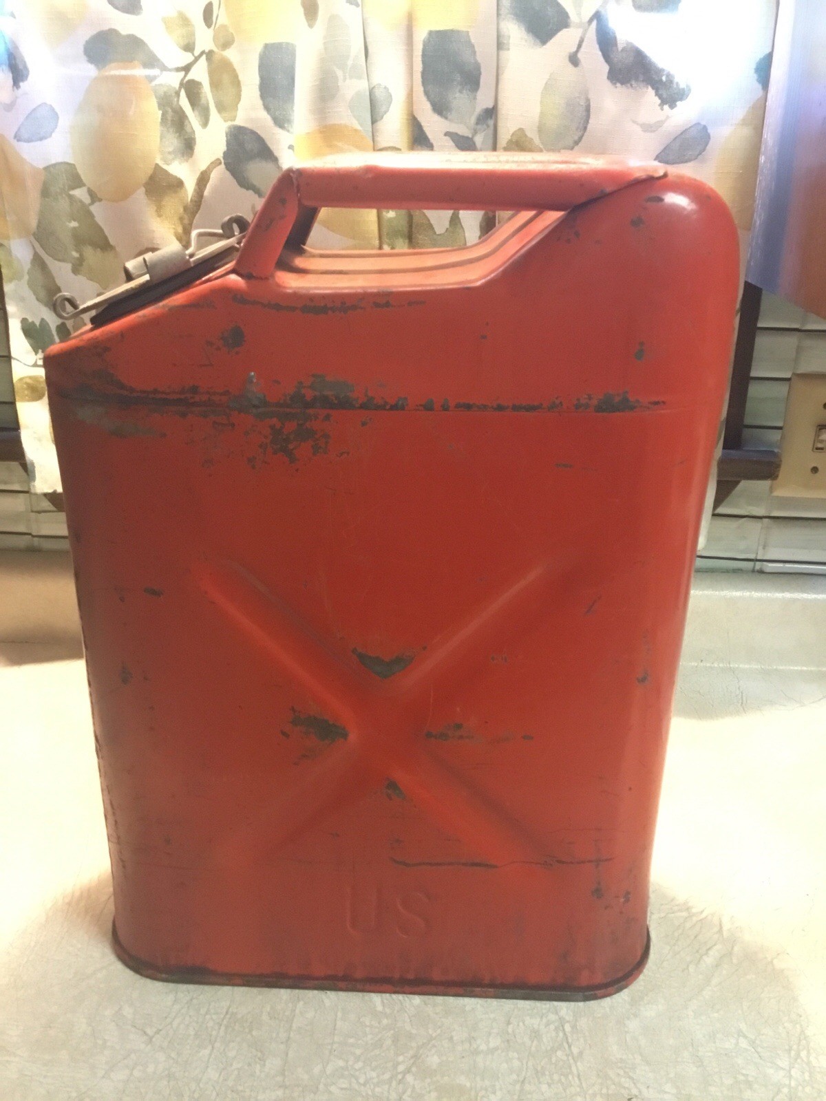 5 gallon red US Jerry Gas Can Screw cap