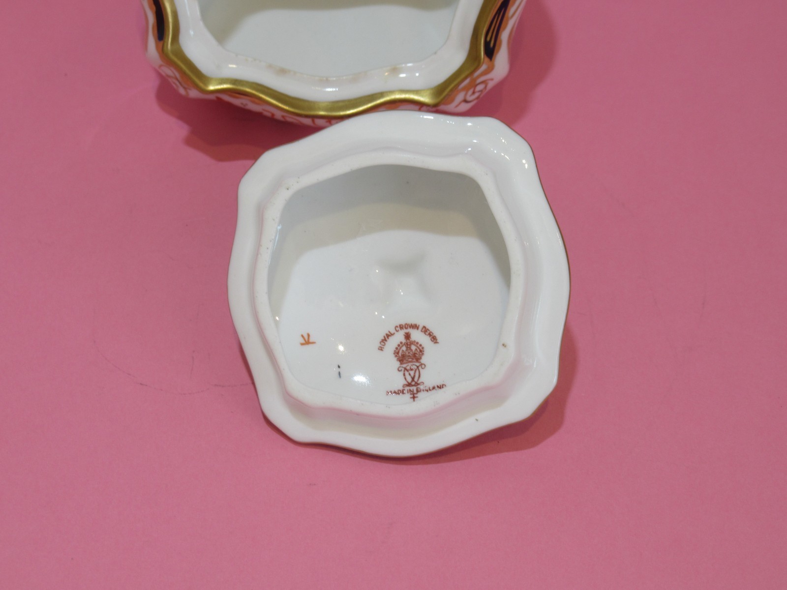 ROYAL CROWN DERBY ‚IMARI‘ PATTERN NO. 2451 LIDDED TRINKET POT C. 1921-1925
