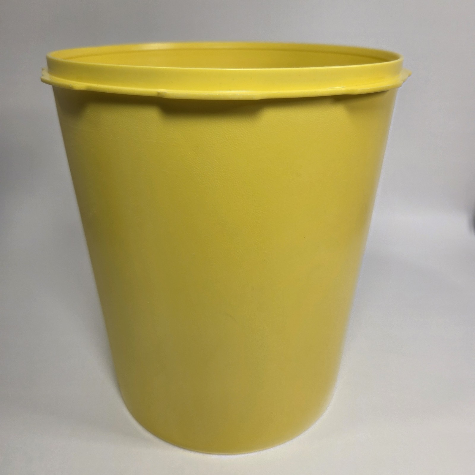Vintage Tupperware 805 Large 17 Cup Servalier Canister – Yellow – with Lid