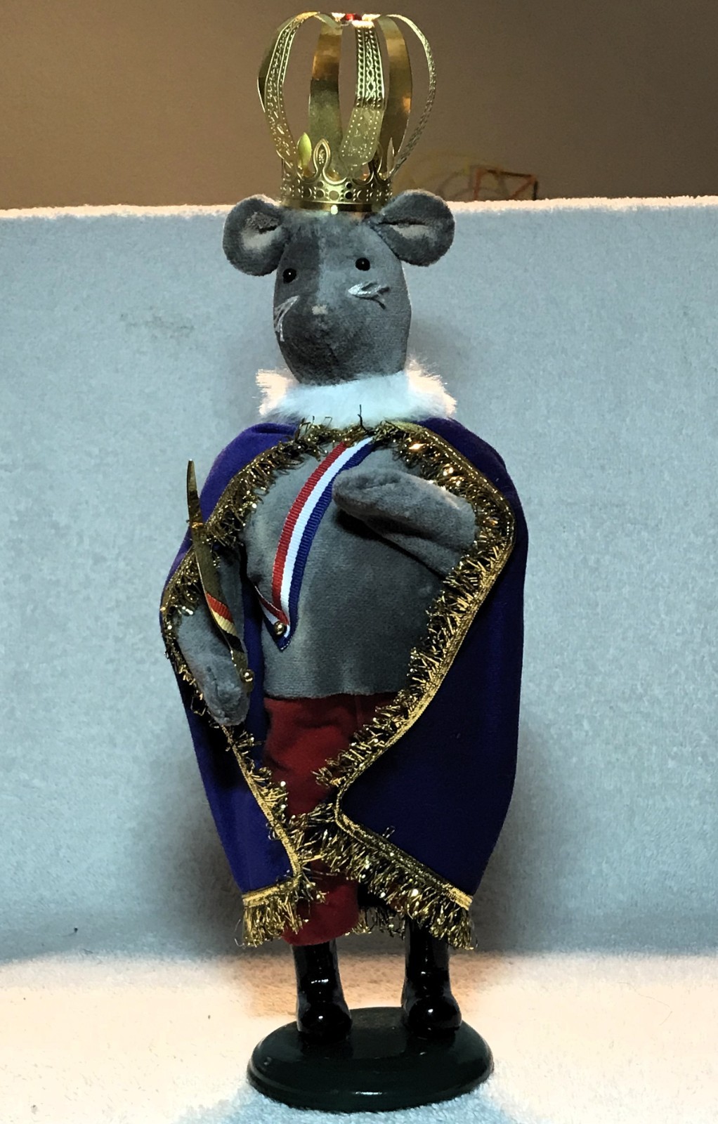 BYERS CHOICE 2ND EDITION MOUSE KING SIGNED HAS CHIP ON BASE SEE PICS