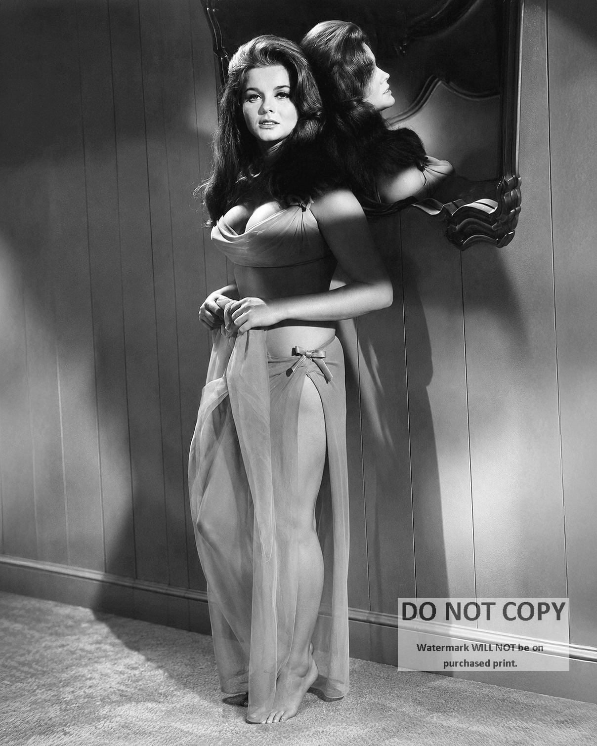 ANN-MARGRET IN „THE SWINGER“ PIN UP – 8X10 PUBLICITY PHOTO (BT-359)