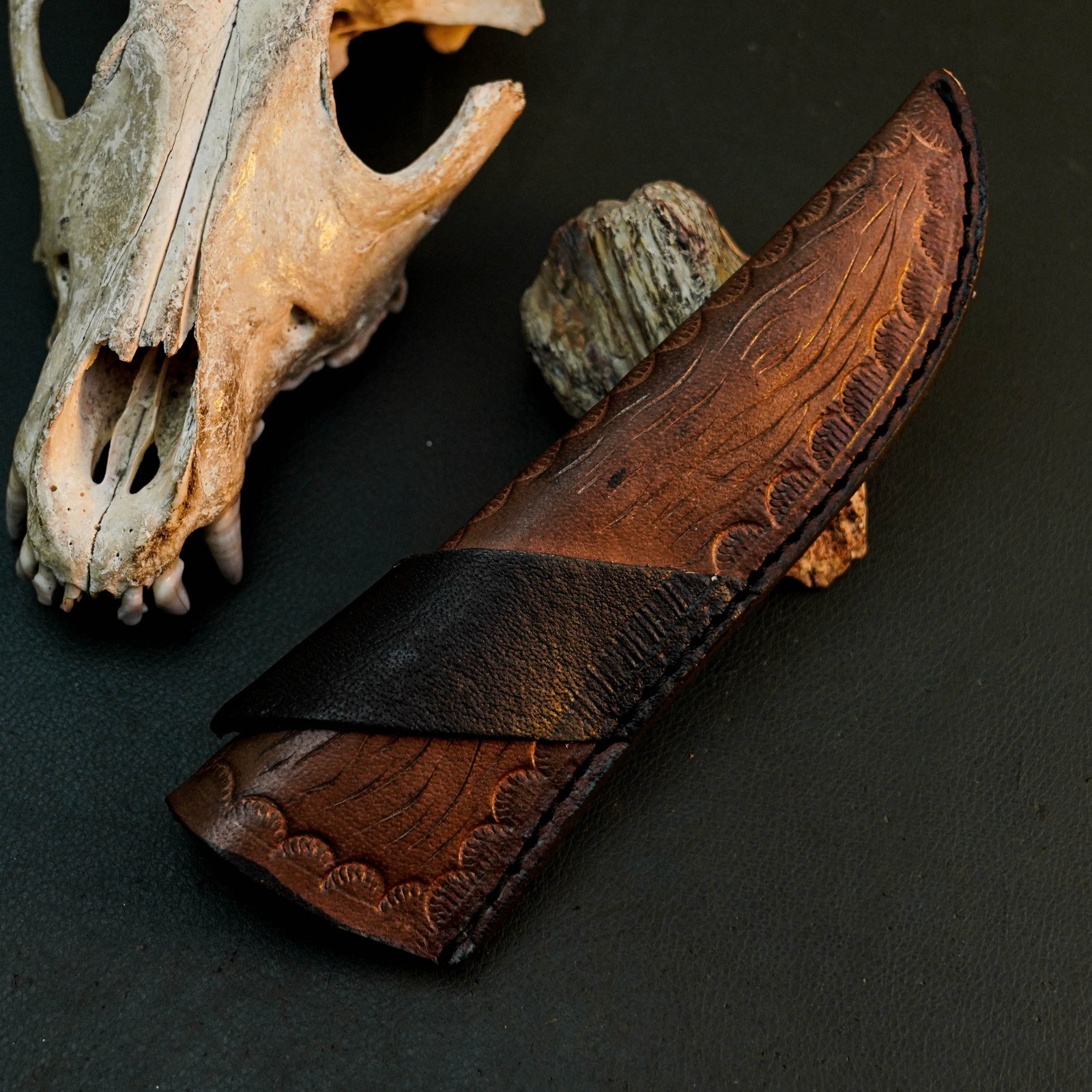 8.7″ D2 Skinning Hunting Knife Handmade Full Tang Resin Handle Leather Sheath